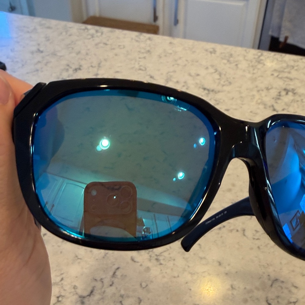 Blue Mirrored Lens Oakley Sunglasses with Black Frame - Picture 8 of 8